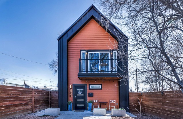 Modern Paradise Getaway: Hot Tub, Mini Golf, Fire Pit, Dog Friendly, Parking
