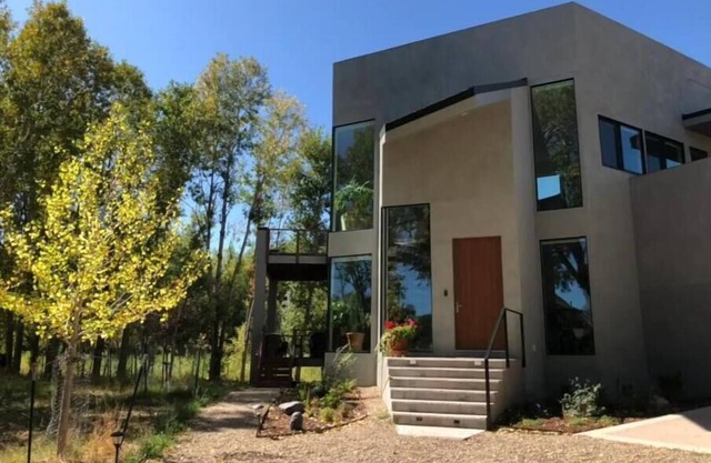 Modern, Peaceful 5 star home