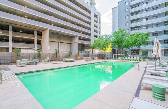 Modern PHX Living | Pool, Gym, W/D + Free Parking!