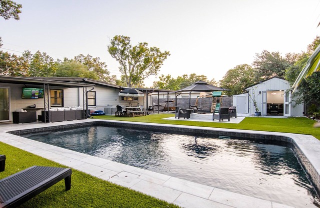 Modern Relaxing Retreat w/Pool, Fire pit, Game room