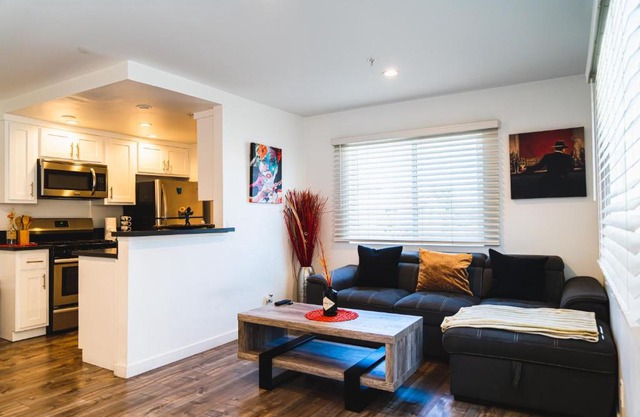 Modern Remodeled 1-Bedroom Close to Hollywood walk of fame with parking