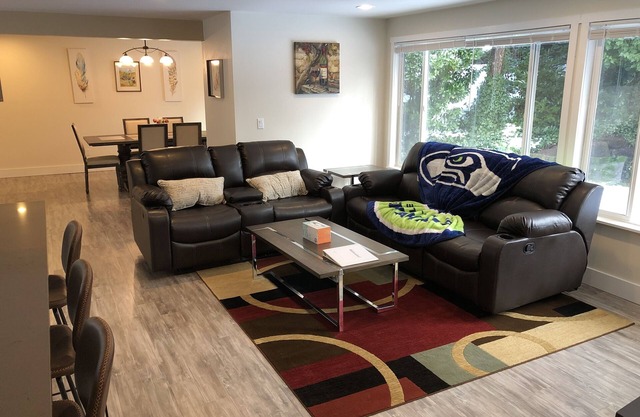Modern & Remodeled 3bd/2ba duplex unit in Bothell - walk to UW Bothell, Downtown