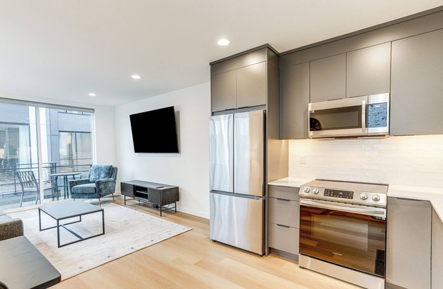 Modern Seattle Townhome: Walk to Light Rail!