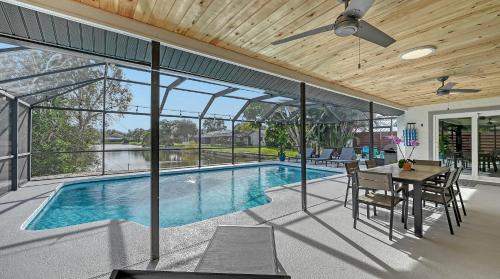Modern spacious 3 bedroom 2 bathroom private pool home in Sarasota near Siesta Key