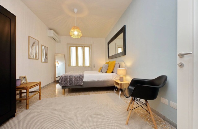 Modern spacious apartment and close to the subway!