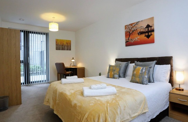 Modern & Spacious Ground Floor 2 Bed/2 Bath Apartment