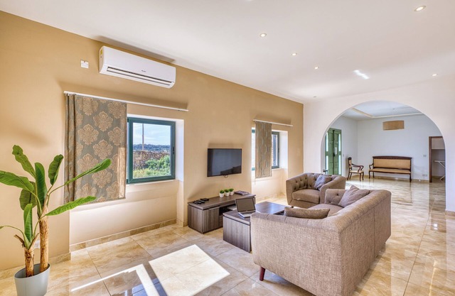 Modern Spacious Maisonette, Valley and Sea Views. A/C, Wi-fi.