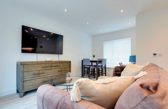 Modern Spacious Townhouse, Free Parking EV Station| Pass the Keys