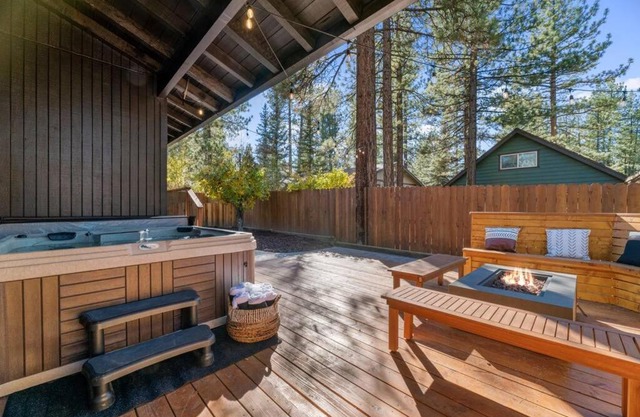 Modern Split Level Cabin -Hot Tub & Game Room