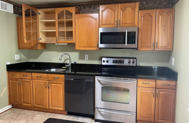 Modern Springfield 3BR - Walk to Shops - Minutes to DC & Fort Belvoir