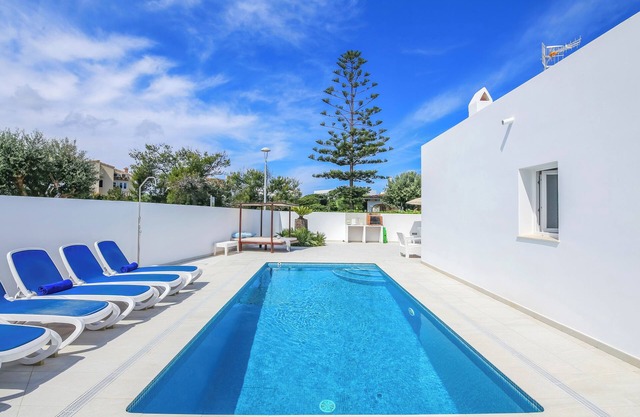 Modern-style villa near the beach – Villa Garasa