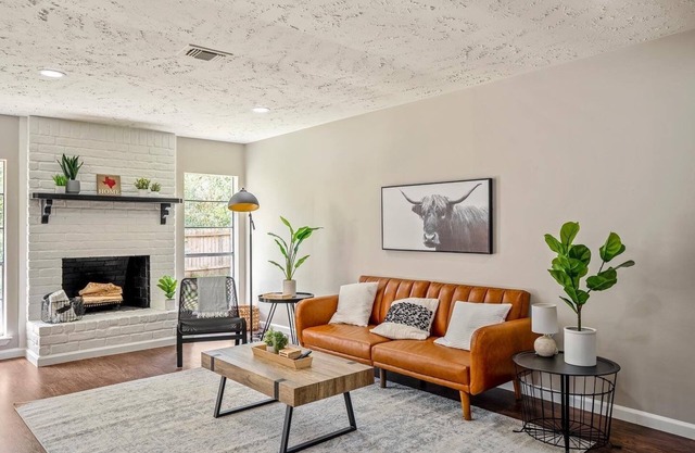 Modern Stay Centrally Located in The Woodlands