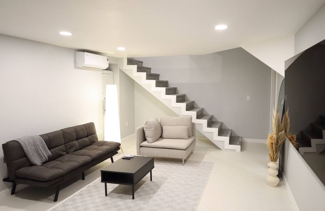 Modern Studio Duplex -15 min to Beach