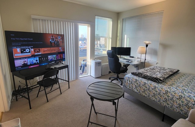 Modern Studio House near Lake Merritt View