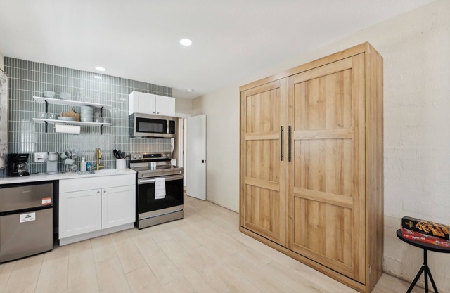 Modern Studio | Private Patio | Near airport