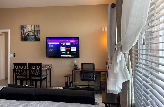 Modern Studio w/King Bed, Balcony, Kitchenette