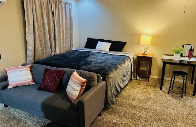 Modern Studio With Full Kitchen & Bathroom