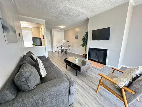 Modern & Stylish Apartment Space in the Heart of Bay Area Houston
