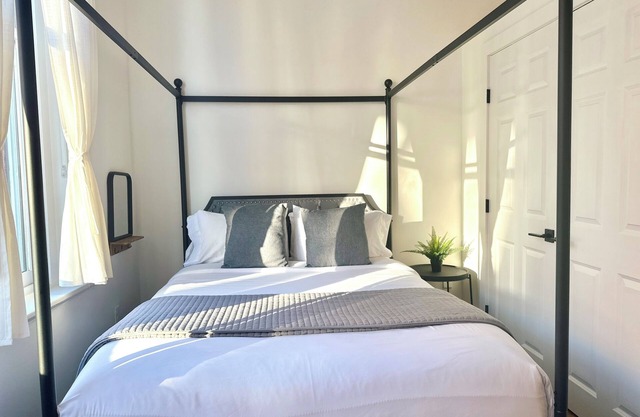 Modern Suite, Sleeps 4 ,Near Brown & Hospitals & PPAC