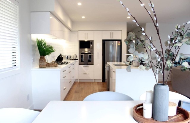 Modern, Sunny & Spacious - 5 minutes walk to the heart of Ahuriri!