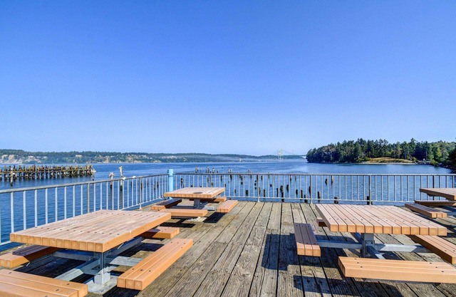 Modern Tacoma Home: Fire Pit, Walk to Beach!
