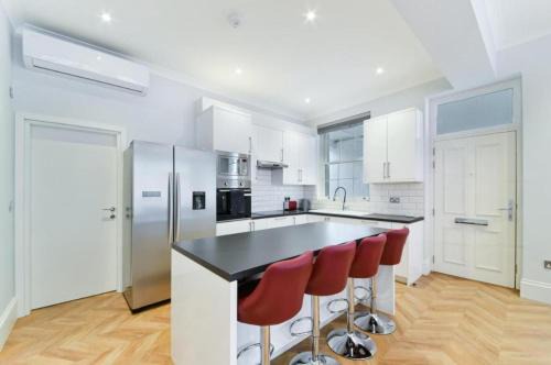 Modern Three-Bedroom Flat in Paddington