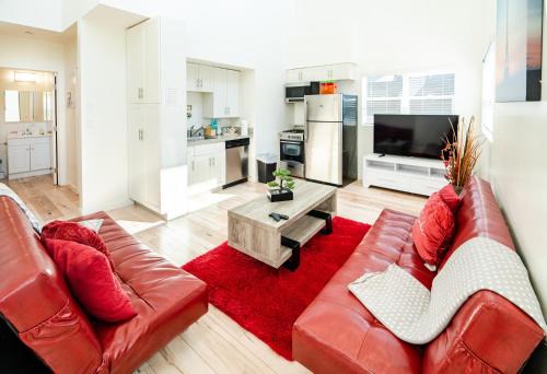 Modern Three Bedroom Loft with 3 Levels sleep 10 ppl in Hollywood