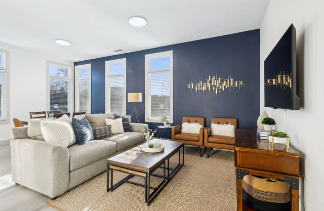 Modern Townhome 2 mi. South of Downtown, Broadway Ave, Nissan Stadium- Sleeps 8