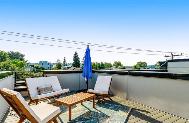 Modern townhome with rooftop deck & AC - walkable location