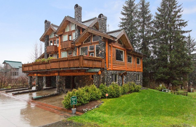 Modern Townhome with stone fireplace, mountain views, deck & ski in/out