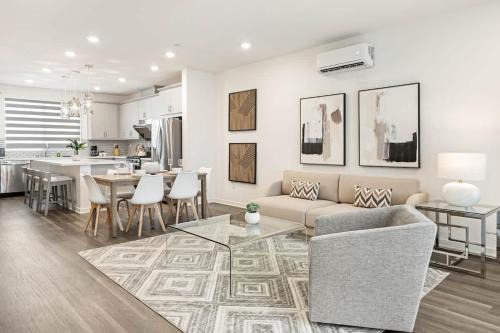 Modern Townhouse Near Disneyland & OC Beaches