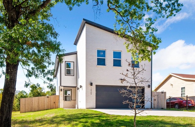 Modern Tropical 5 BR/8 BEDS Home in Heart of Dallas