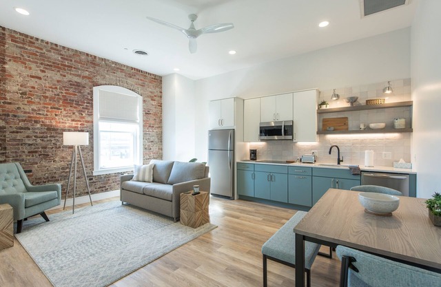 Modern urban flat sleeps 4. Quiet and walkable close to restaurants and bars.