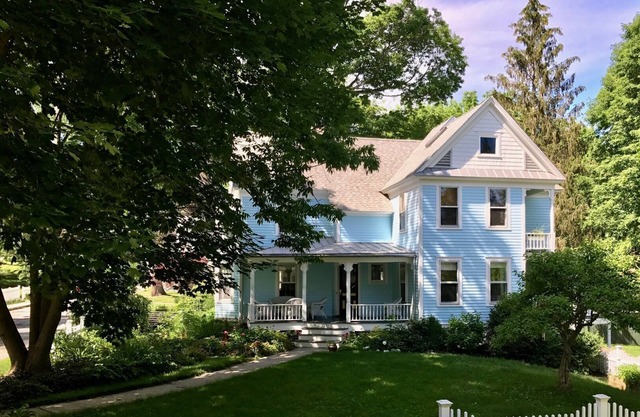 Modern Victorian Walk to Main Street