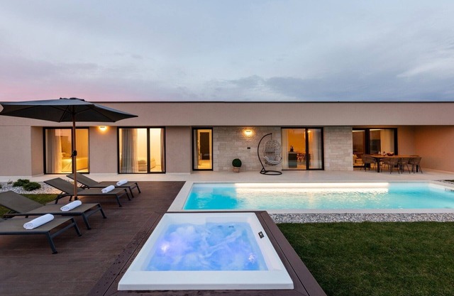 Modern Villa Daleo with heated pool and jacuzzi