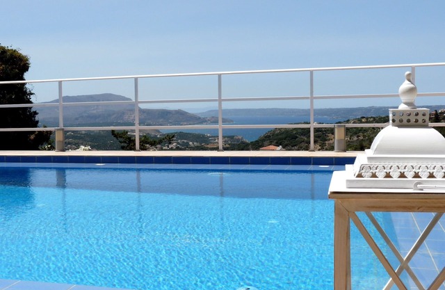 Modern villa for 1 to 6 people, private pool, beautiful sea and mountain views