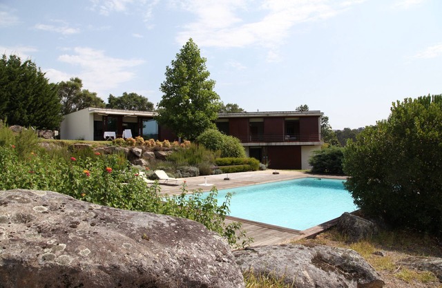 Modern villa in a quiet environment with a vast garden and a swimming pool