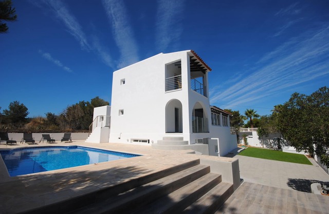 Modern Villa, Private Pool, close to the Beach & San Antonio Bay
