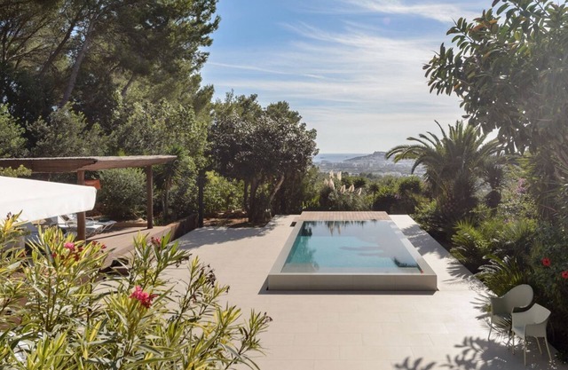 Modern Villa, Sea view & Eivissa old town view 15 min away from the airport