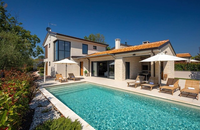 Modern villa Ursaria with pool and grill in Porec