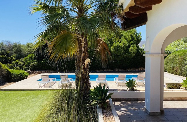Modern villa with AC and private pool, free WiFi