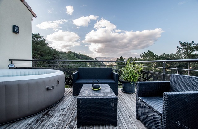 modern villa with heated pool and jaccuzzi for 6 people, classified 4 *