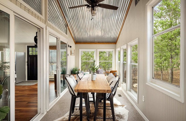 Modern w/Hot Tub, Sauna, WiFi, Fire Pit, Grill/Deck