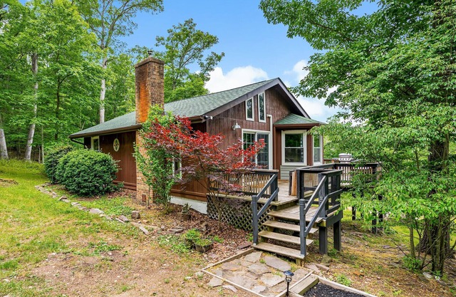 Modern w Mountain Views, Hot Tub, Deck & Fire Pit