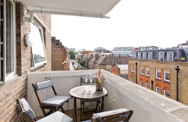 Modern Westminster Flat with Balcony Views, Walk to Big Ben & West End