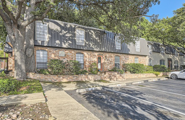 Modern Woodland Stay – 5 Min from UT Southwestern