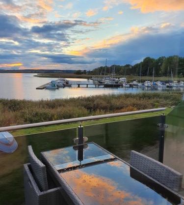 Moderne Ferienwohnung mit Balkon direkt an der Peene