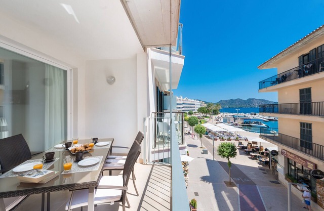 MOLL 3 - Apartment with sea views in Cala Bona. Free WiFi