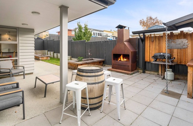 Molyneux Magic - Cromwell Holiday Home