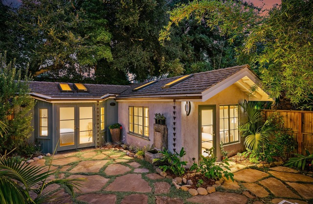 Montecito Beach Holiday - Tropical Coastal Cottage within Walking Distance to Miramar Beach